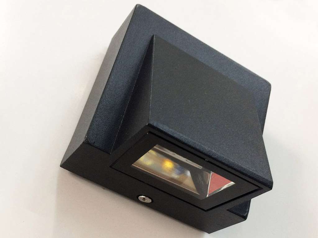 Đèn treo tường ngoài trời giá rẻ